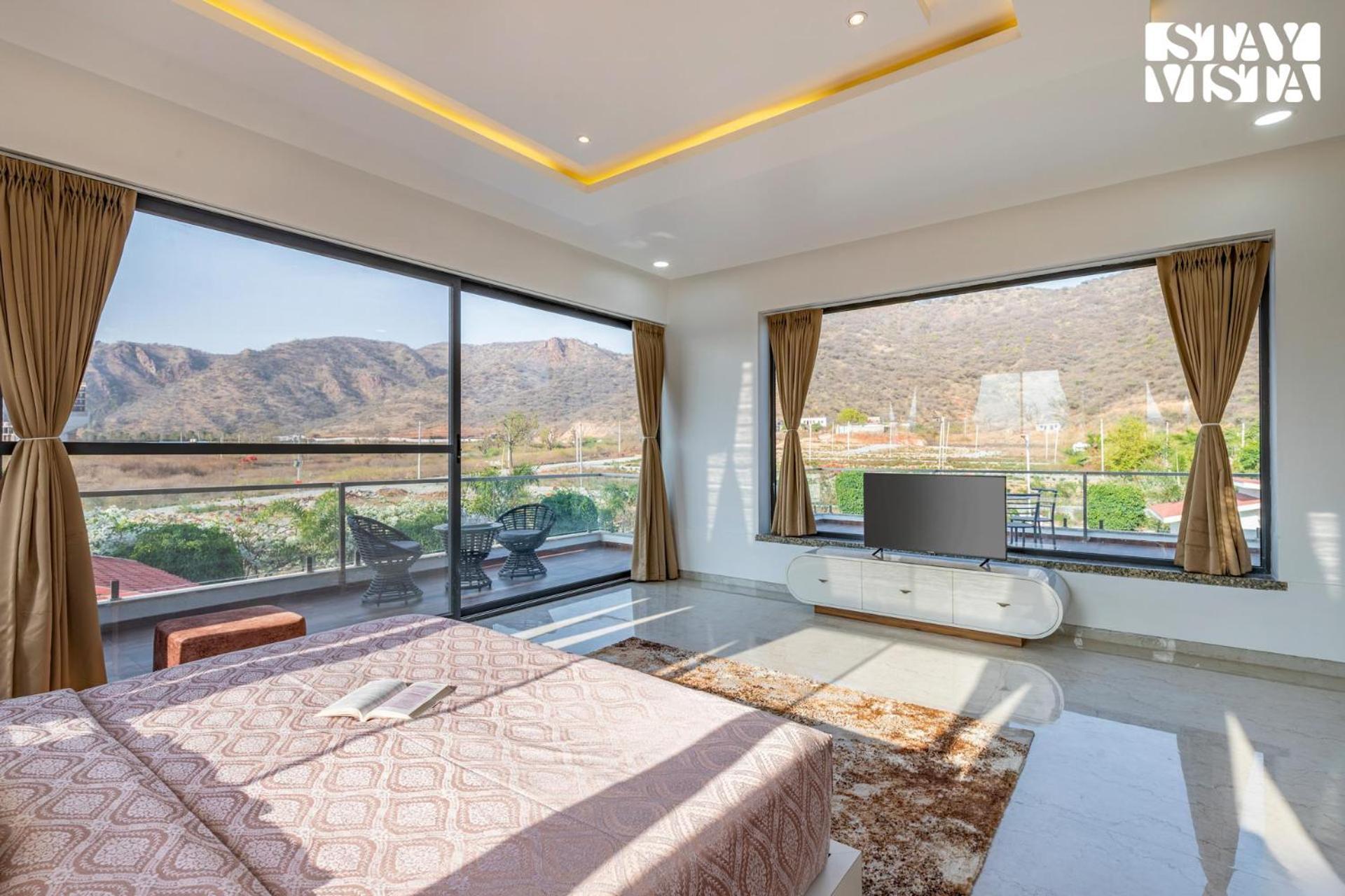 Stayvista'S Bella Dream - Mountain-View With Outdoor Pool, Lawn Featuring A Gazebo & Indoor Games Udajpur Exteriér fotografie