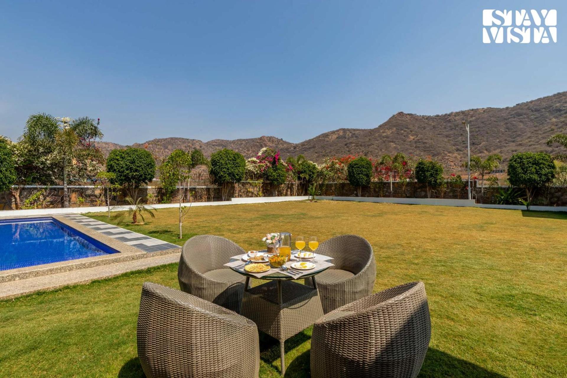 Stayvista'S Bella Dream - Mountain-View With Outdoor Pool, Lawn Featuring A Gazebo & Indoor Games Udajpur Exteriér fotografie